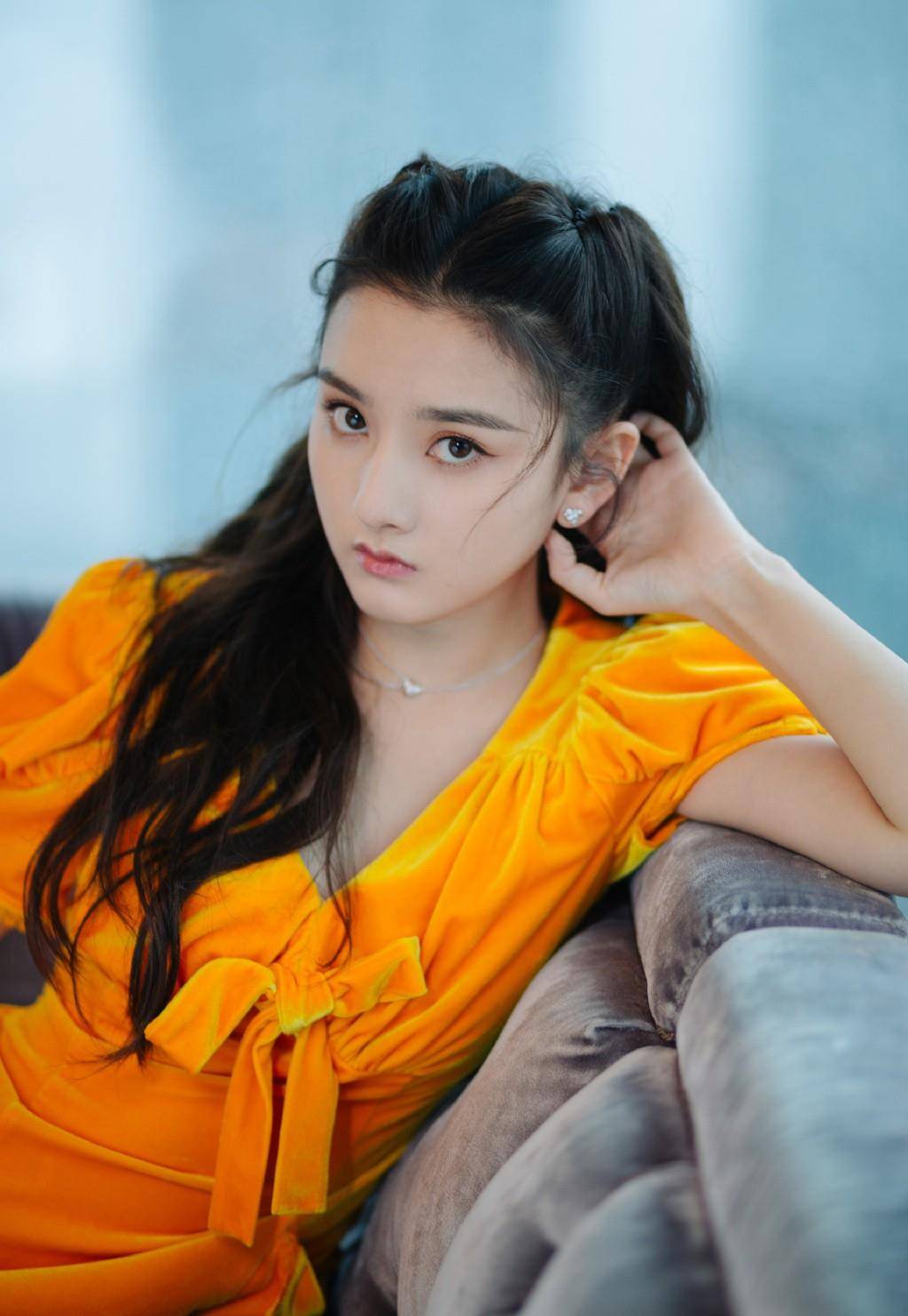 显得|宋祖儿橘黄色连衣裙，穿成活力少女，配水钻鞋公主感十足