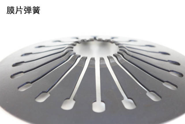 而分离轴承损坏后频繁半联动就特别容易导致压盘膜片弹簧过热,引起