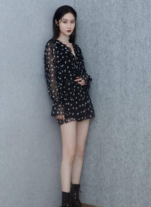 黑色|不愧是湖南台的宝藏主持人，30岁穿起“液体衣”，这腰细到透光