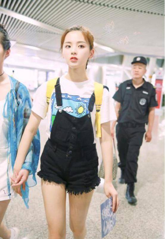 水手服|学习杨超越穿衣搭配,网友;是心动的感觉,搭配很适合借鉴!