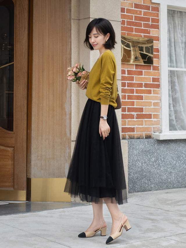 都能|35岁的女人怎么穿才优雅?条纹针织衫配A字网纱半身裙,高级洋气