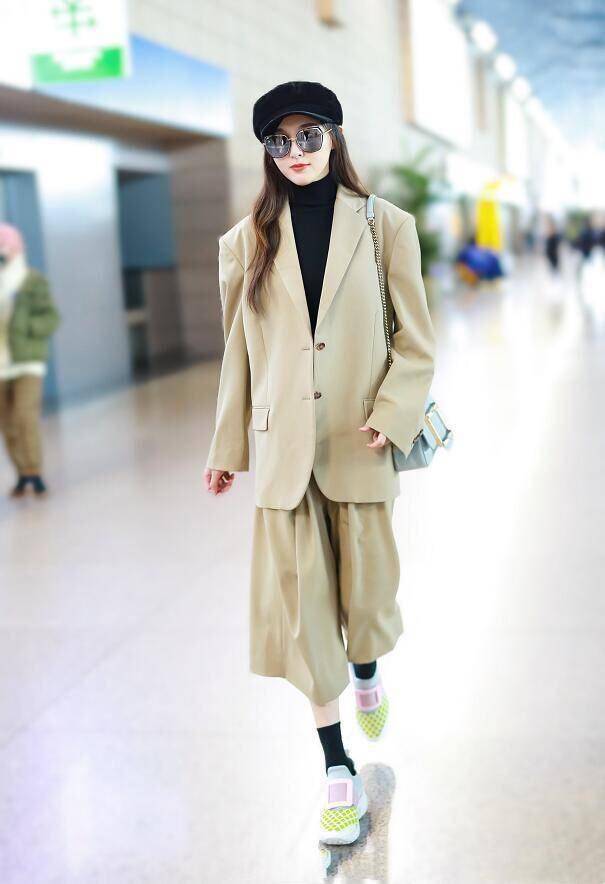 黑色|唐嫣穿搭太有“小心机”,白色小香风外套配黑色打底裤,高挑精致