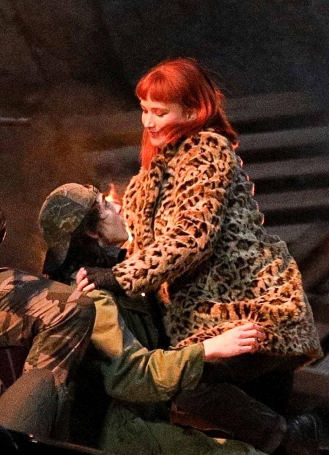 柴勒|詹妮弗·劳伦斯和蒂莫西·柴勒梅德拍吻戏像一对小情侣，画风太美