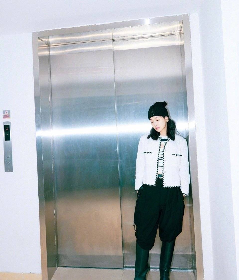 黑色|宋茜私服真吸睛,穿白色针织外套典雅大方,33岁活成冻龄女神