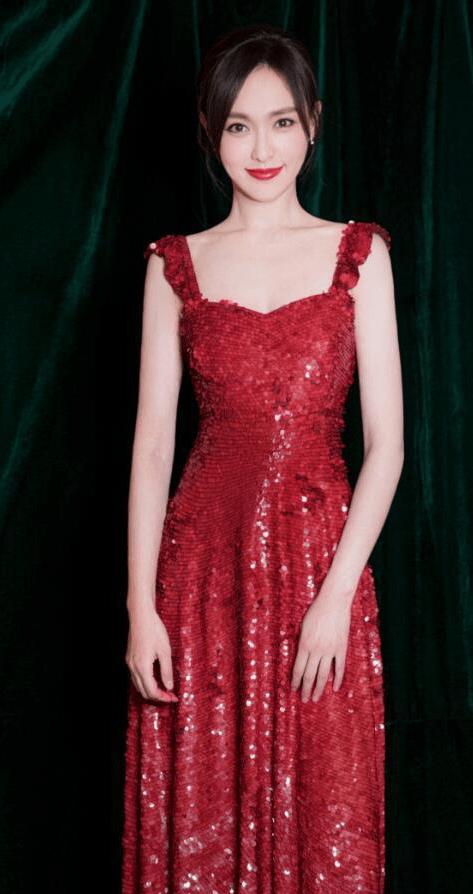 一身|唐嫣挑战“央视风”穿搭,一身正红西装优雅端庄,连气质都升华了