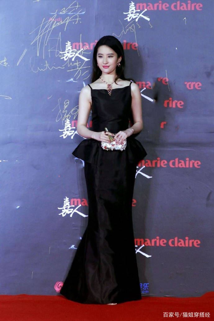 整体|“青年发福”的刘亦菲也惊艳，穿小黑裙曲线更明显，包上都镶着钻