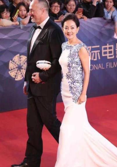 身材|48岁牛莉还挺会打扮，穿白色无袖礼服亮相，身材完全都没有走样