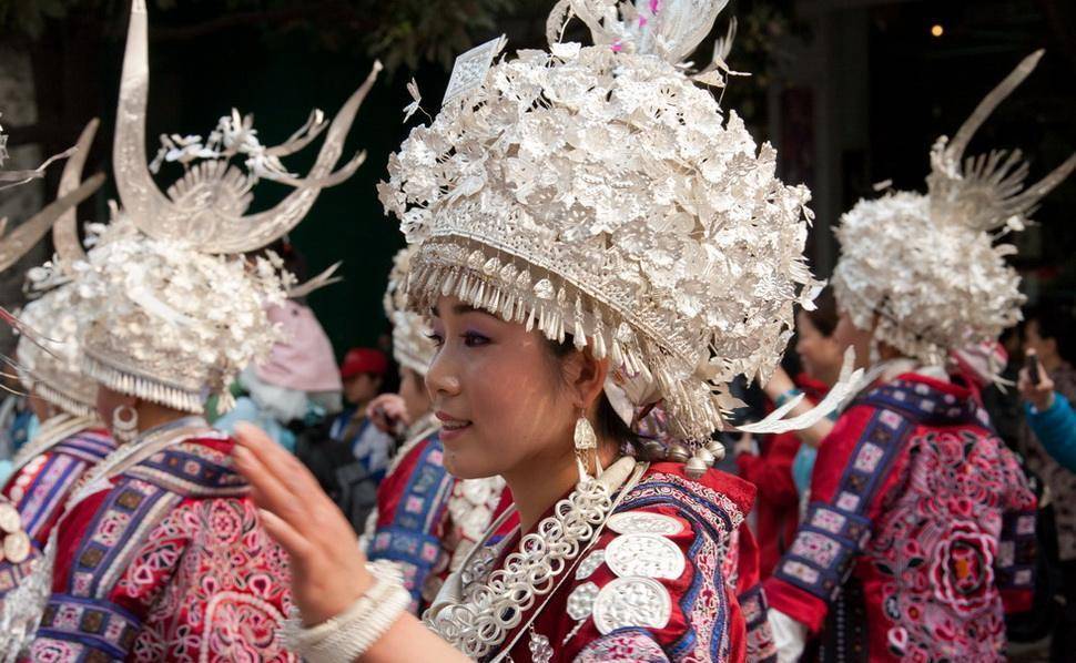 苗族的银饰既便宜又好看，为何游客不愿买？导游告诉我们实情