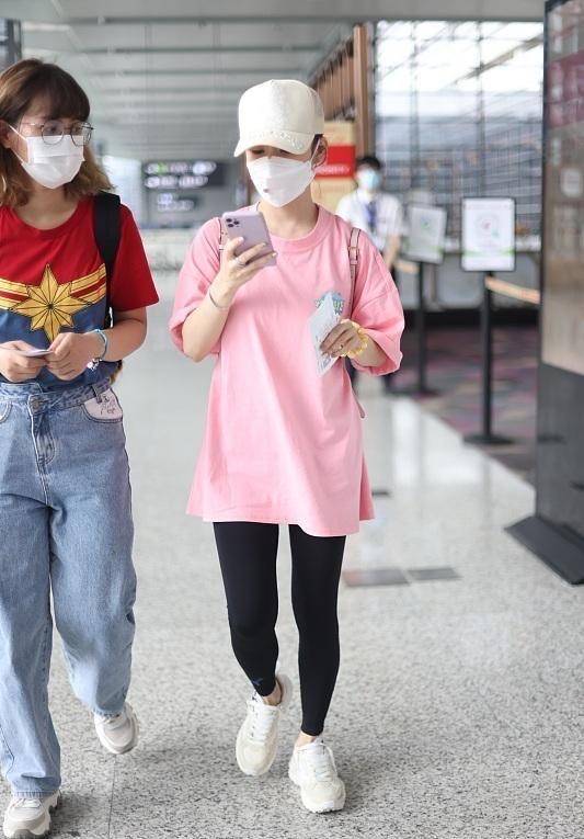 小姑娘|潘晓婷罕见走机场，穿粉T配瑜伽裤像小姑娘，39岁身材保持得真好