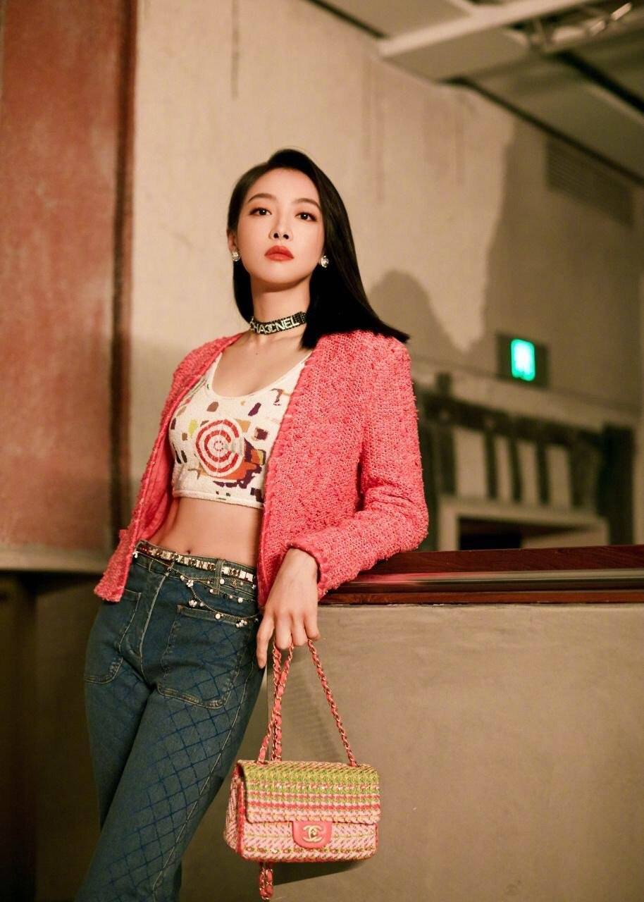 黑色|宋茜私服真吸睛,穿白色针织外套典雅大方,33岁活成冻龄女神
