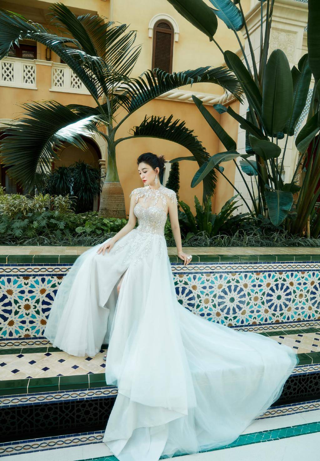 网友|44岁李小冉低胸裙走红毯,3D身材成全场焦点,荧荧珠光太闪耀