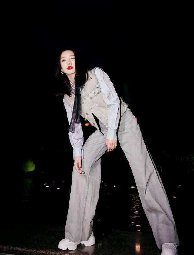 阳光|孟美岐的时尚感真是不一般，穿橘黄色外套阳光自信，活力满满