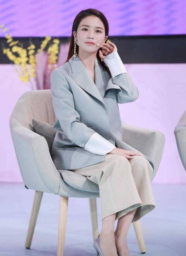 马甲|黄英终于惊艳一回,穿白衬衫半露香肩好时髦,碎钻长靴太抢戏!