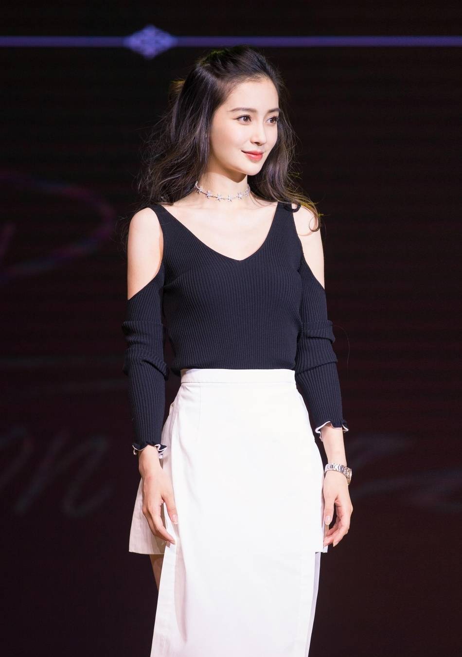 黑色|31岁杨颖真抢眼,穿卡其色波点衬衫复古典雅,一点不像做妈的人