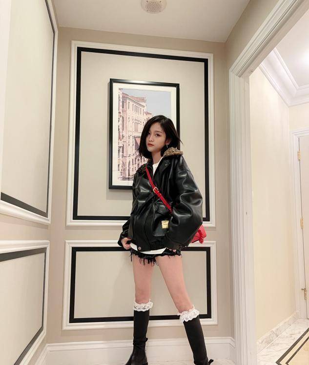 青春|?吴宣仪带火了一种穿法，叫“卫衣+丝袜”，青春时髦中带着潮酷风