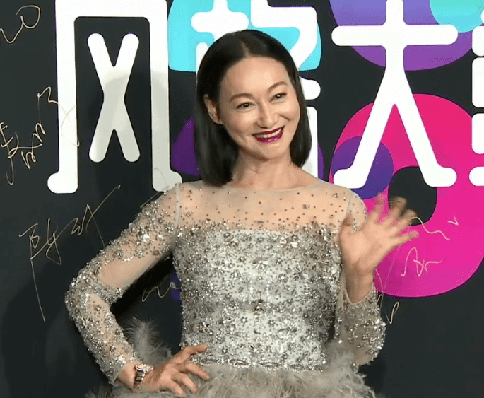 短发|中年女星红毯图鉴：52岁陶红性感敢穿，吴越短发温柔，陈数女王范