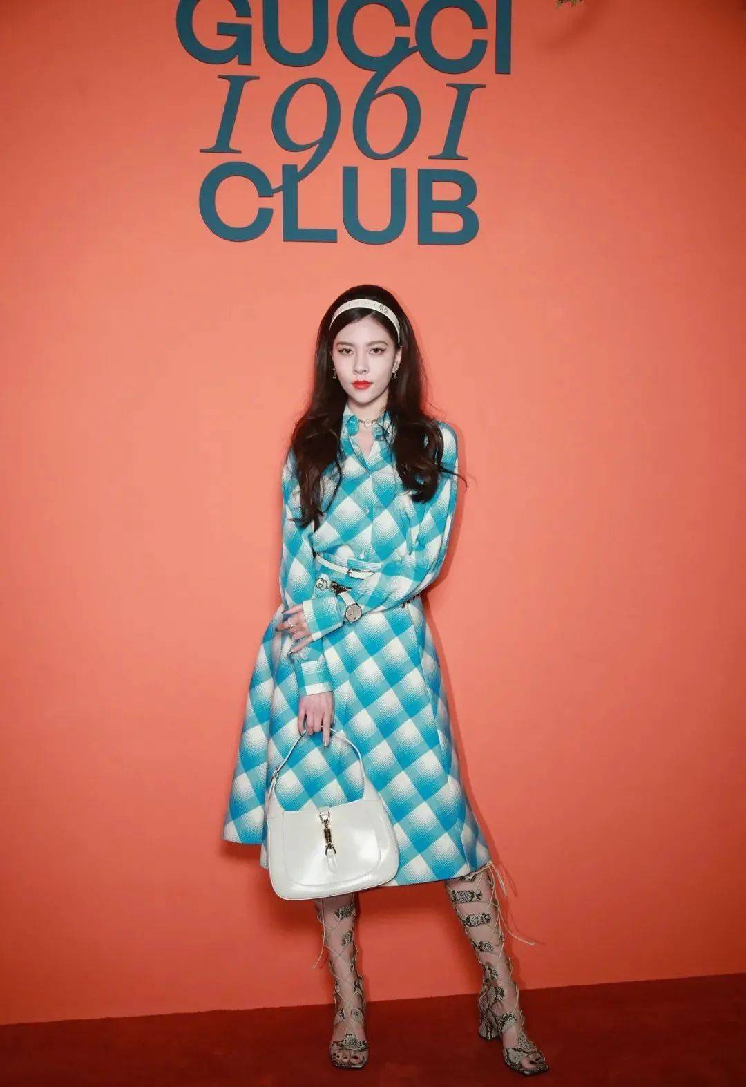 运动鞋|今夏不要总穿运动鞋了,2021流行这几款凉鞋,上脚显瘦显直又显腿长!