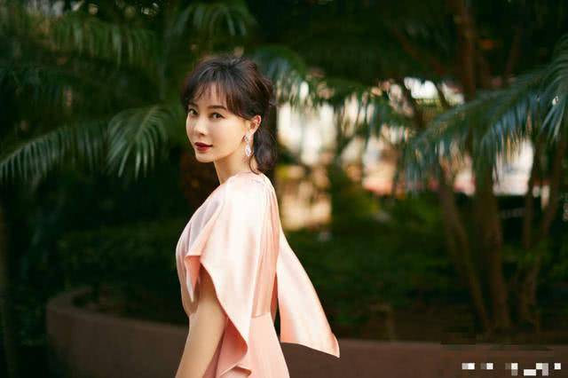 设计|43岁陈数才是“妖精”，穿粉色丝绸裙优雅高级，不扮嫩也美成焦点