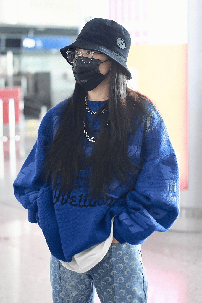 卫衣|左小青强行扮嫩，绑麻花辫配粉卫衣却跑出“大妈味”，全靠气质撑