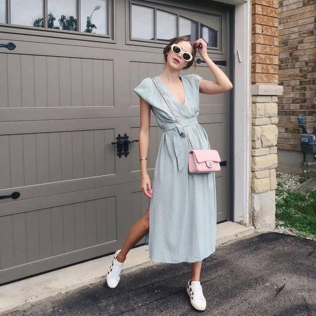 帆布鞋|“裙子+帆布鞋”才是春夏王炸cp,学会这样穿,舒适、时髦又好看