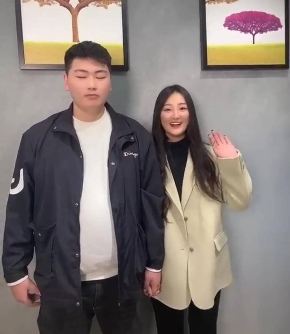 休闲风|大衣哥儿媳变成熟！穿衬衫搭牛仔吊带太时髦，踩高跟鞋太像女强人