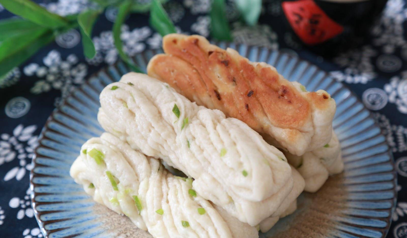 做法|早餐新做法,卷一卷不用蒸,5分钟出锅,咸香松软,全家人都爱吃