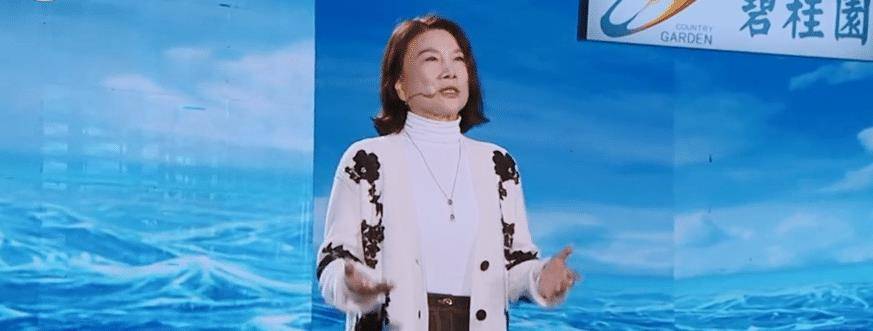 毛衣|67岁董明珠受访打扮酷帅，穿高领毛衣配皮马甲，一把年纪不服老紧随潮流