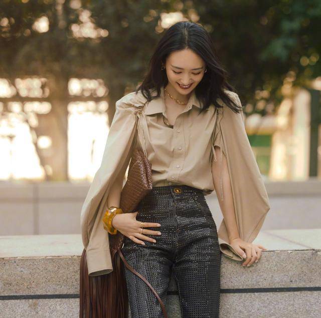 真丝|?童瑶现在真是既帅气又温柔，穿卡其色衬衫配亮片西装裤，看着好酷