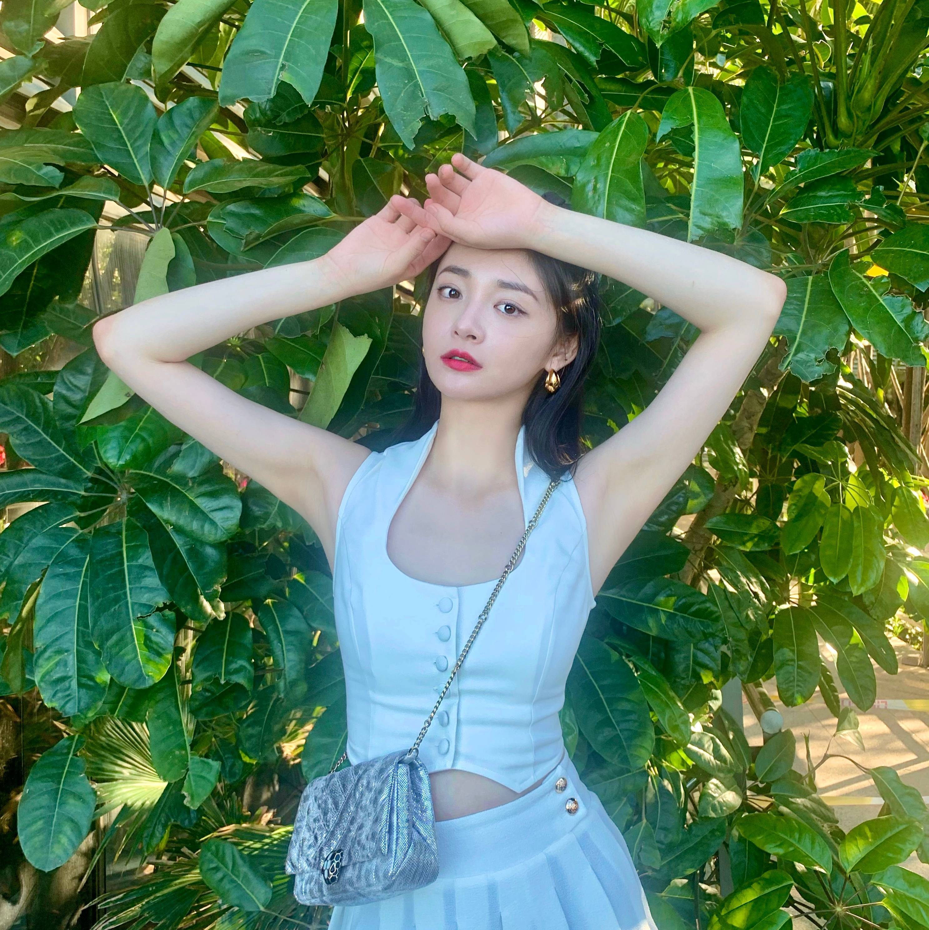 女神|22岁周洁琼文艺女神范,元气橘上衣+侧开边裤,休闲美腻度假风!