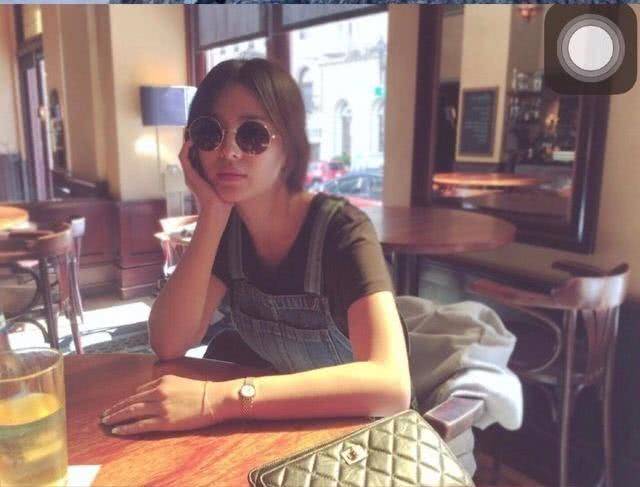 宋仲基|宋慧乔近照颜值创新高!眼镜配西装洋娃娃变酷女,大素颜嫩回20岁