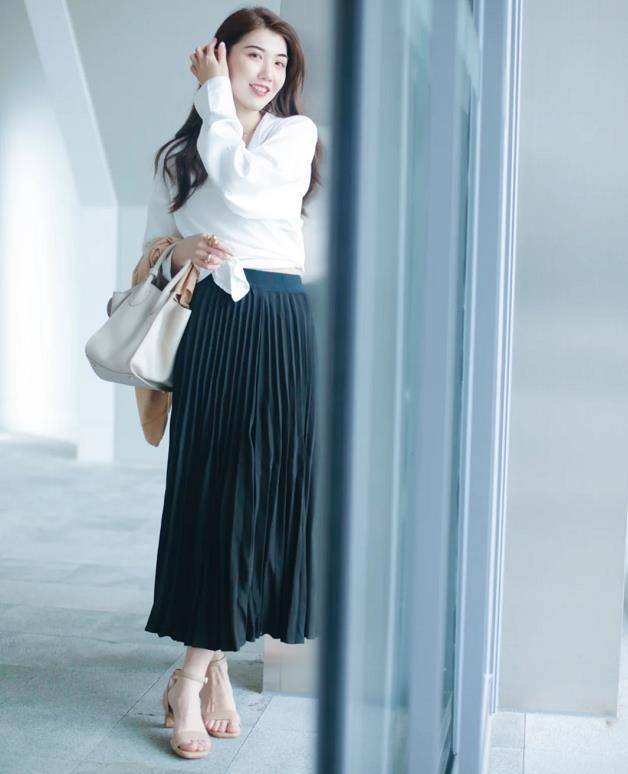 黑色|“百褶裙＋鞋子”的4个穿搭思路，这样穿才能显高显腿直