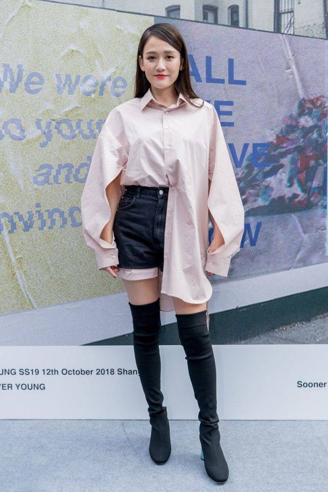 个性|陈乔恩难怪能迷住小9岁的艾伦，穿男友风衬衫硬塞超短裤，真够潮？