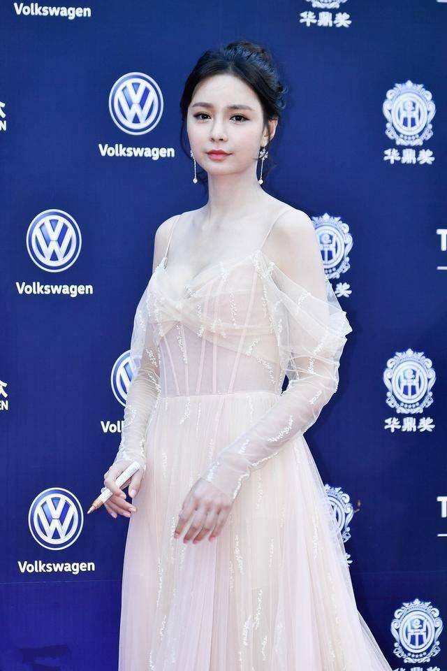杜海涛|沈梦辰真敢穿,深V裙傲人上围太抢镜了,网友:杜海涛真有福气