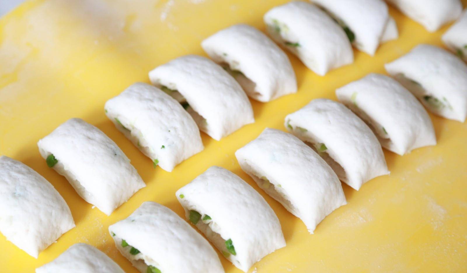 做法|早餐新做法,卷一卷不用蒸,5分钟出锅,咸香松软,全家人都爱吃