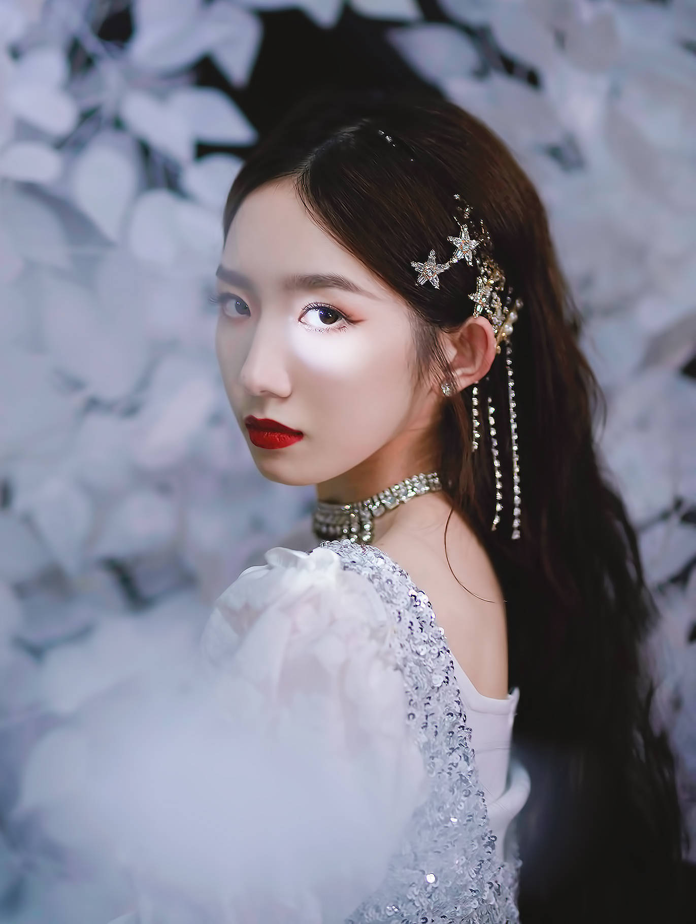 孟美岐|22岁孟美岐造型翻车,红色长裙配黄金首饰,丝毫不见青春活力