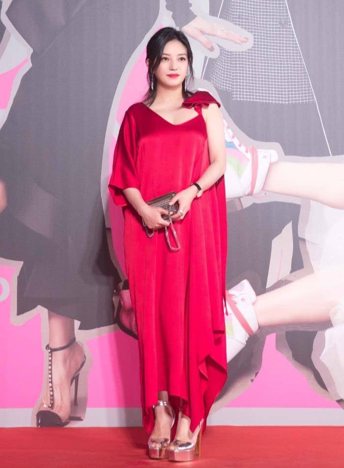 风情|今春最优雅CP：山楂裙＋高跟鞋，温柔还耐看，适合三四十岁的女人