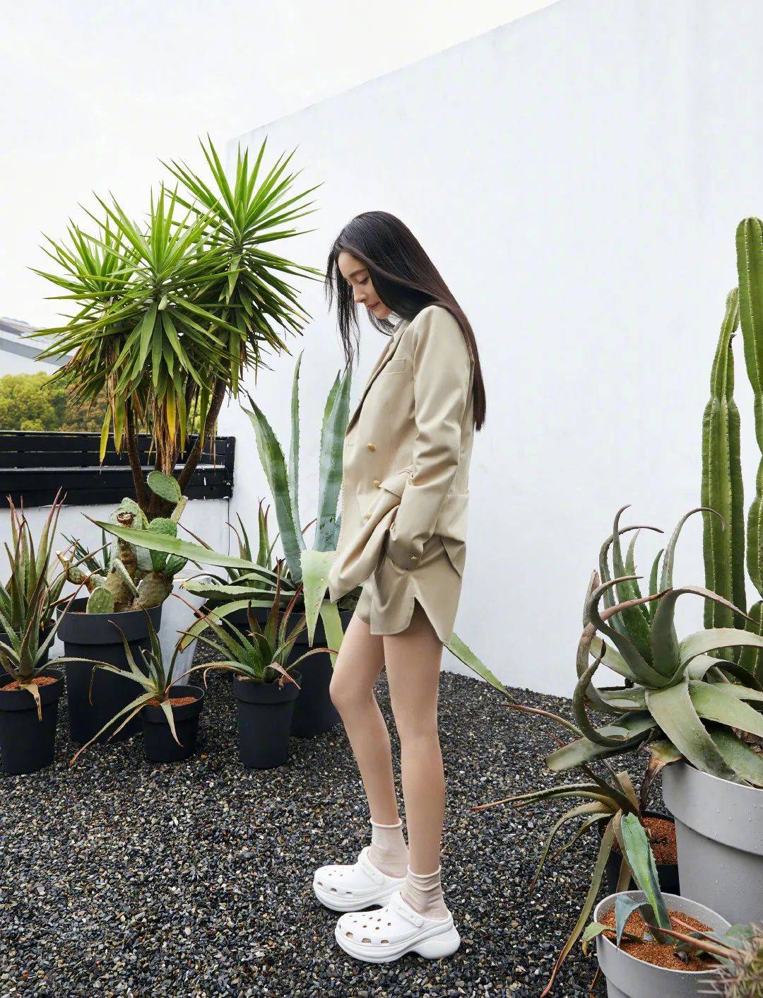 运动鞋|今夏不要总穿运动鞋了,2021流行这几款凉鞋,上脚显瘦显直又显腿长!