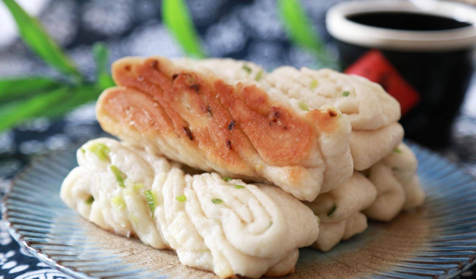 做法|早餐新做法,卷一卷不用蒸,5分钟出锅,咸香松软,全家人都爱吃