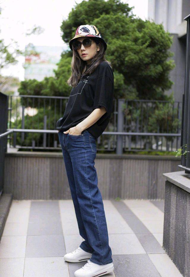 大气|陈嘉桦越来越有女人味，绿色衬衫配阔腿裤随性干练，长卷发太温柔