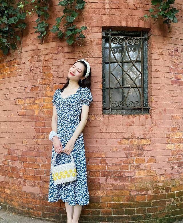 细节|今夏火了一种穿法，叫“碎花裙＋小白鞋”显瘦还时髦，贼好看！