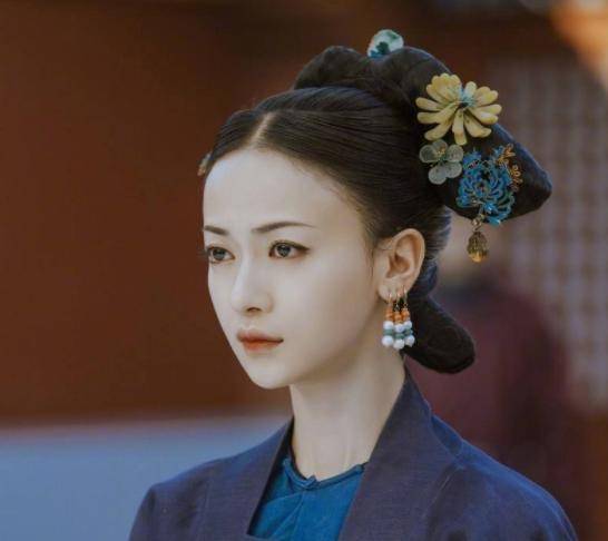 吴敬言|吴谨言穿短裙，终于不再“骨架腿”，长胖后美多了