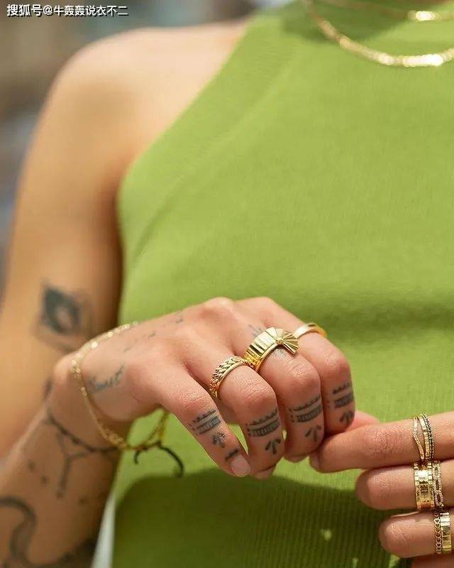 都靠|都靠这些颜色,拯救了我不想穿黑白灰的秋天