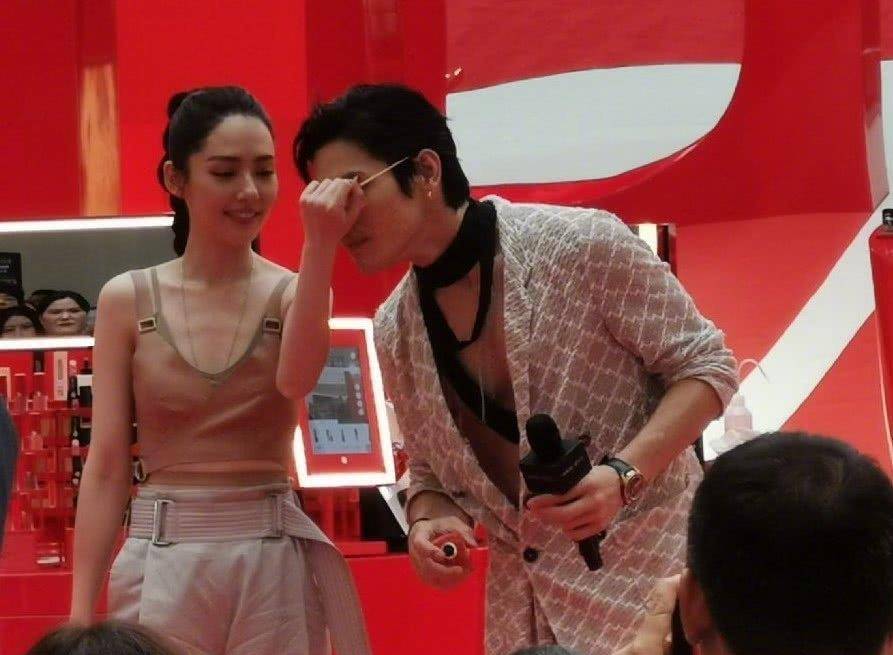 设计|郭碧婷阔腿裤配麻花辫超霸气，向佐金丝眼镜配丝巾非常帅气
