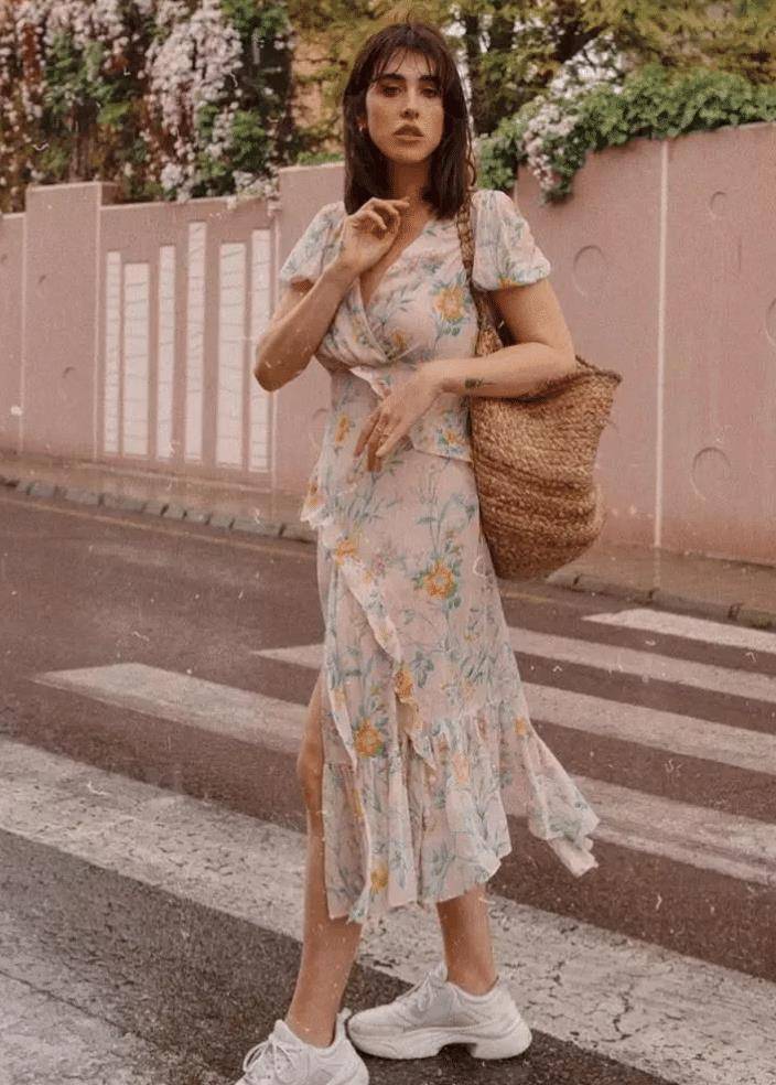 细节|今夏火了一种穿法，叫“碎花裙＋小白鞋”显瘦还时髦，贼好看！