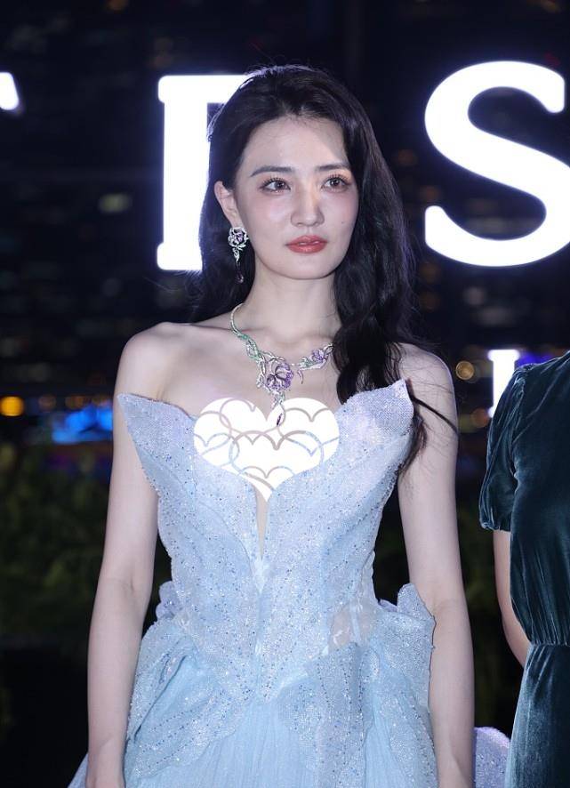 颜色|徐璐的无修图真的太美了，看着又纯又欲的，穿蓝裙更迷人了