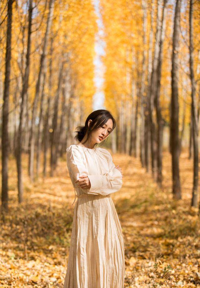 金色|王鸥真是精致得无可挑剔，穿黑色连衣裙优雅高贵，精致高级太惹眼