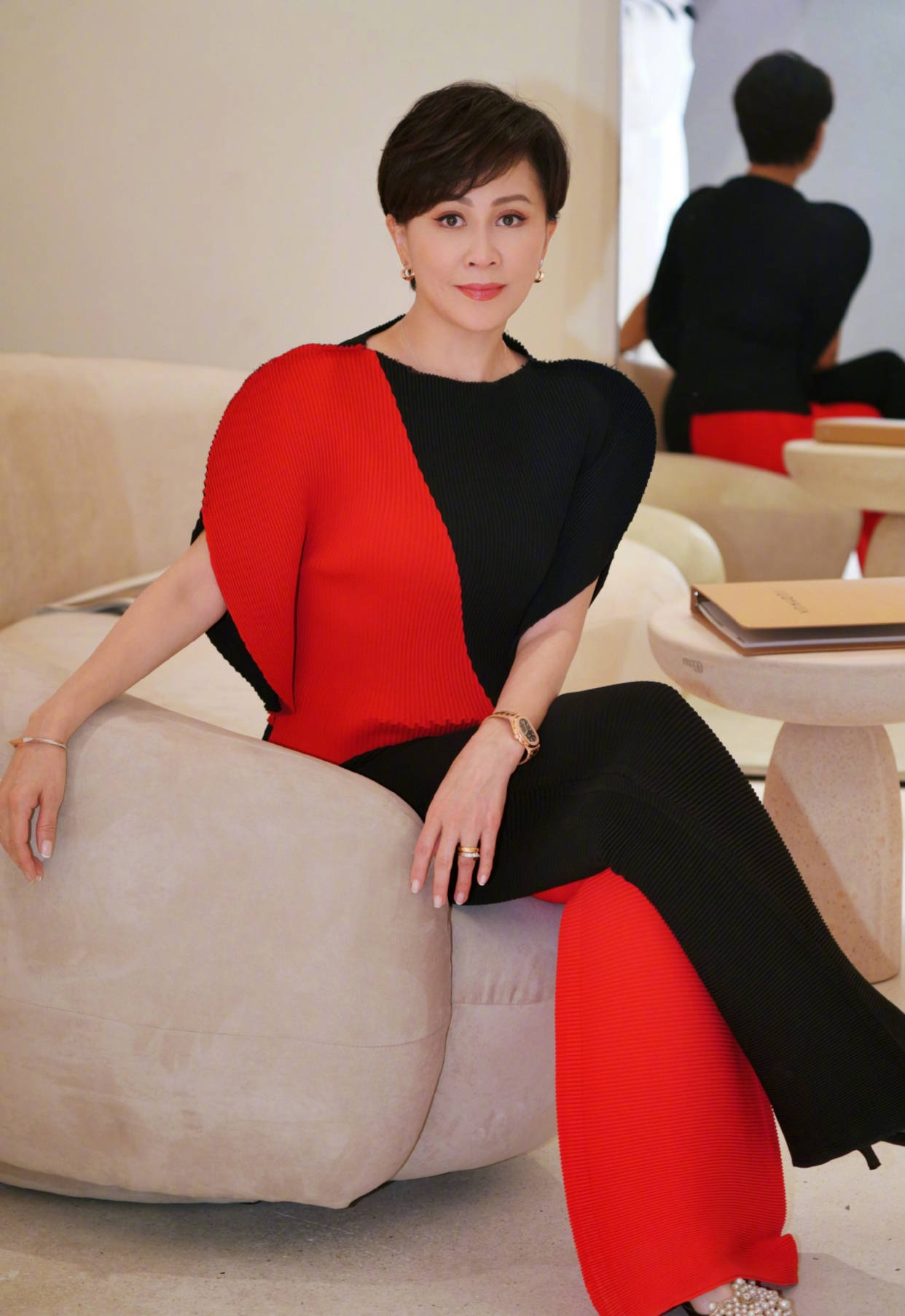 身材|刘嘉玲真是越老越美,55岁穿连体裤高雅端庄,贵妇范十足