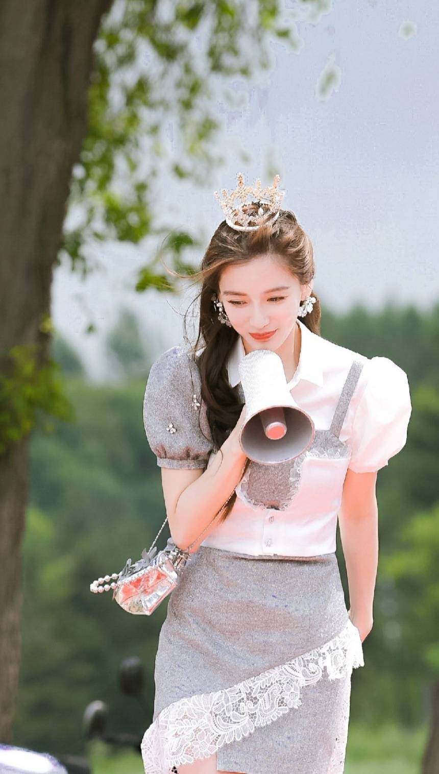 杨颖|31岁杨颖状态真好，穿白色印花T恤现身，这凹凸绝了