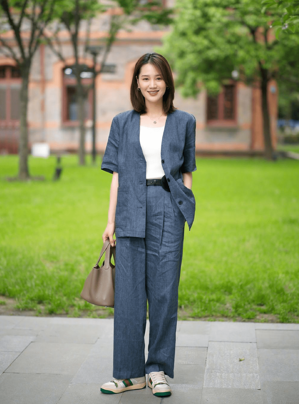 厚底|“运动鞋＋裤子”，小个子女生这样穿，时髦显高还不累脚，真好看