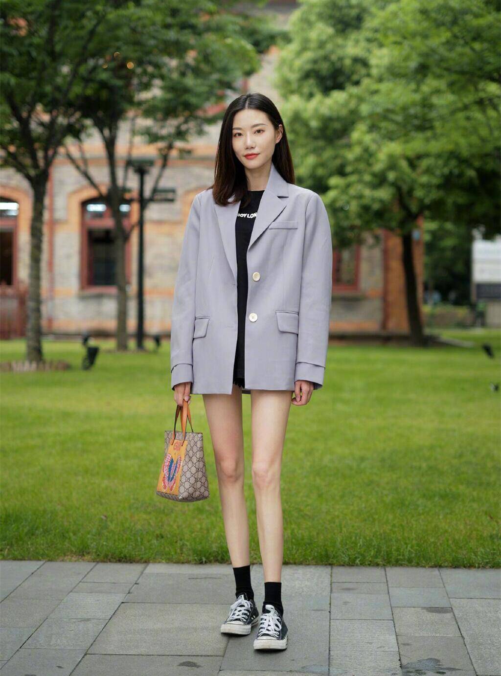 小个子|“帆布鞋＋裙子”，今夏这样穿，减龄时髦又好看，小个子也能穿